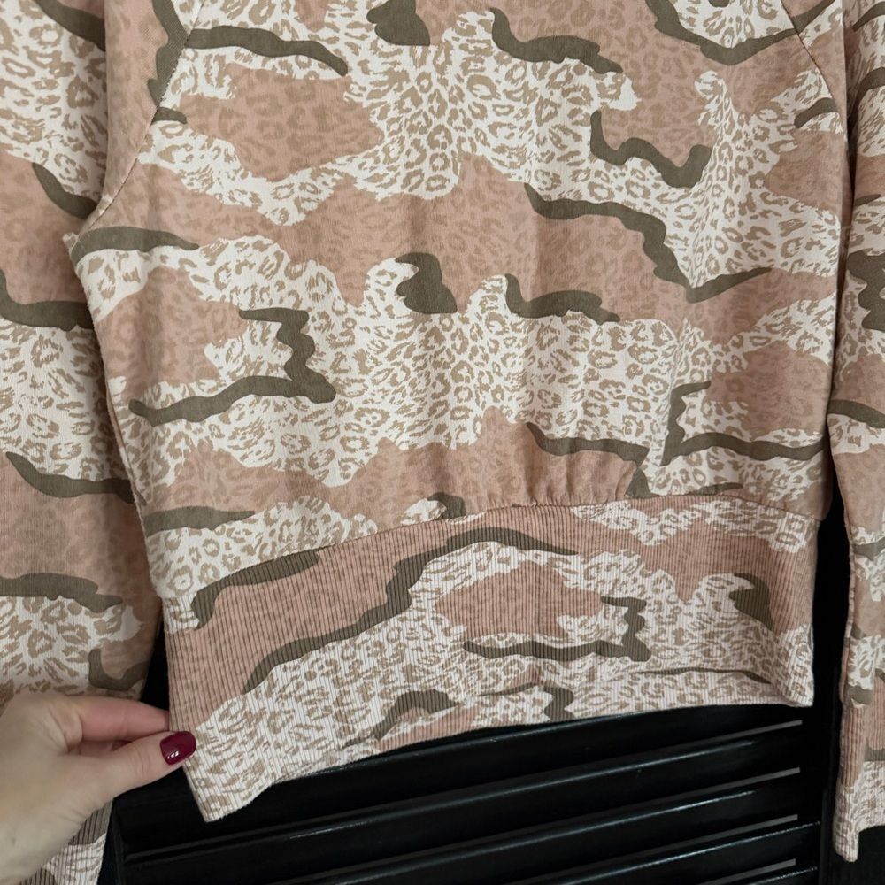 Anthropologie Monrow Leopard Print Camo Raglan Crewneck Sweatshirt Size M - Picture 6 of 12